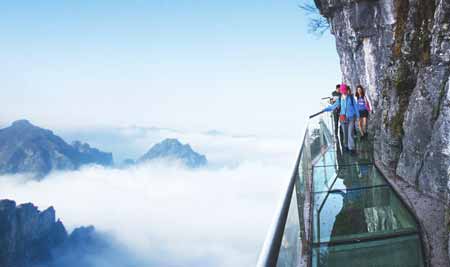張家界國(guó)家森林公園、天子山、袁家界、金鞭溪、十里畫廊、玻璃橋、天門山、玻璃棧道兩晚三日游